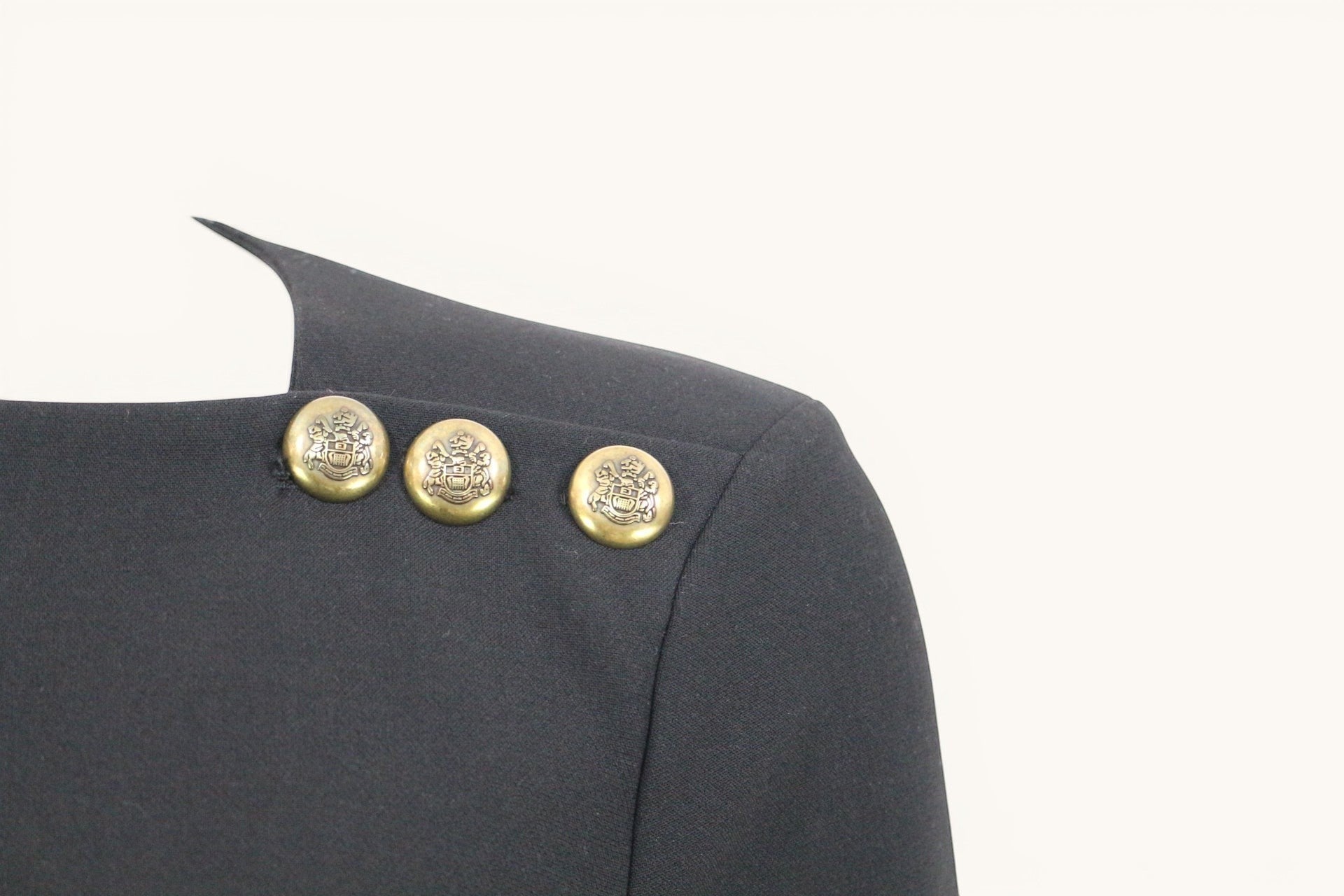 Frippindealz Robe noire Zara Woman taille M, style Balmain chic avec boutons dorés esprit officier sur les épaules.