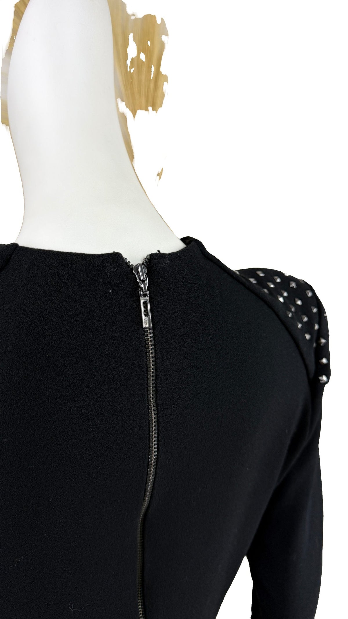 Robe noire Frippindealz à manches longues avec détails de clous métalliques sur les épaules et fermeture éclair au dos