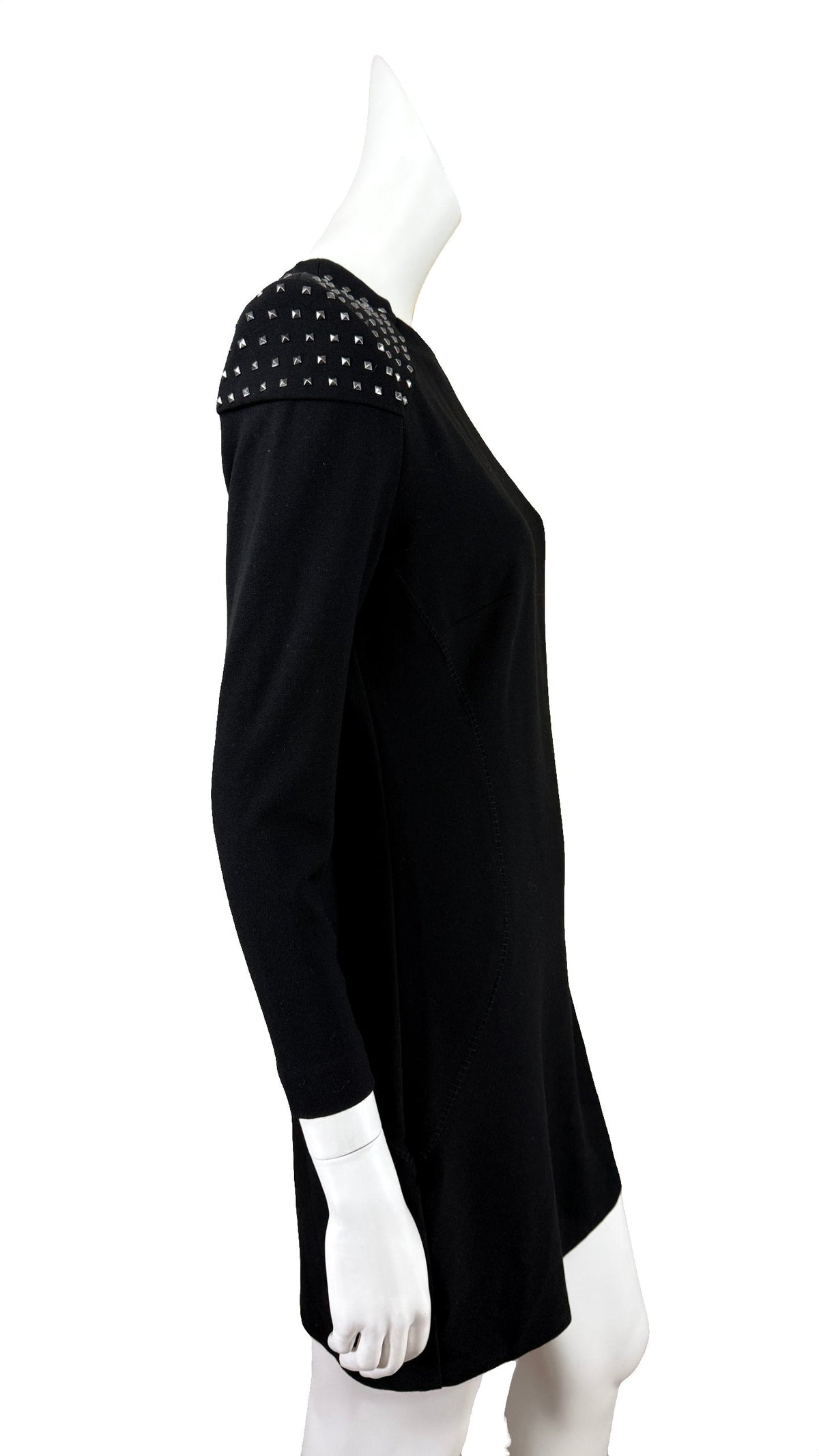Robe noire Frippindealz à manches longues avec détails cloutés sur les épaules, vue de profil sur mannequin