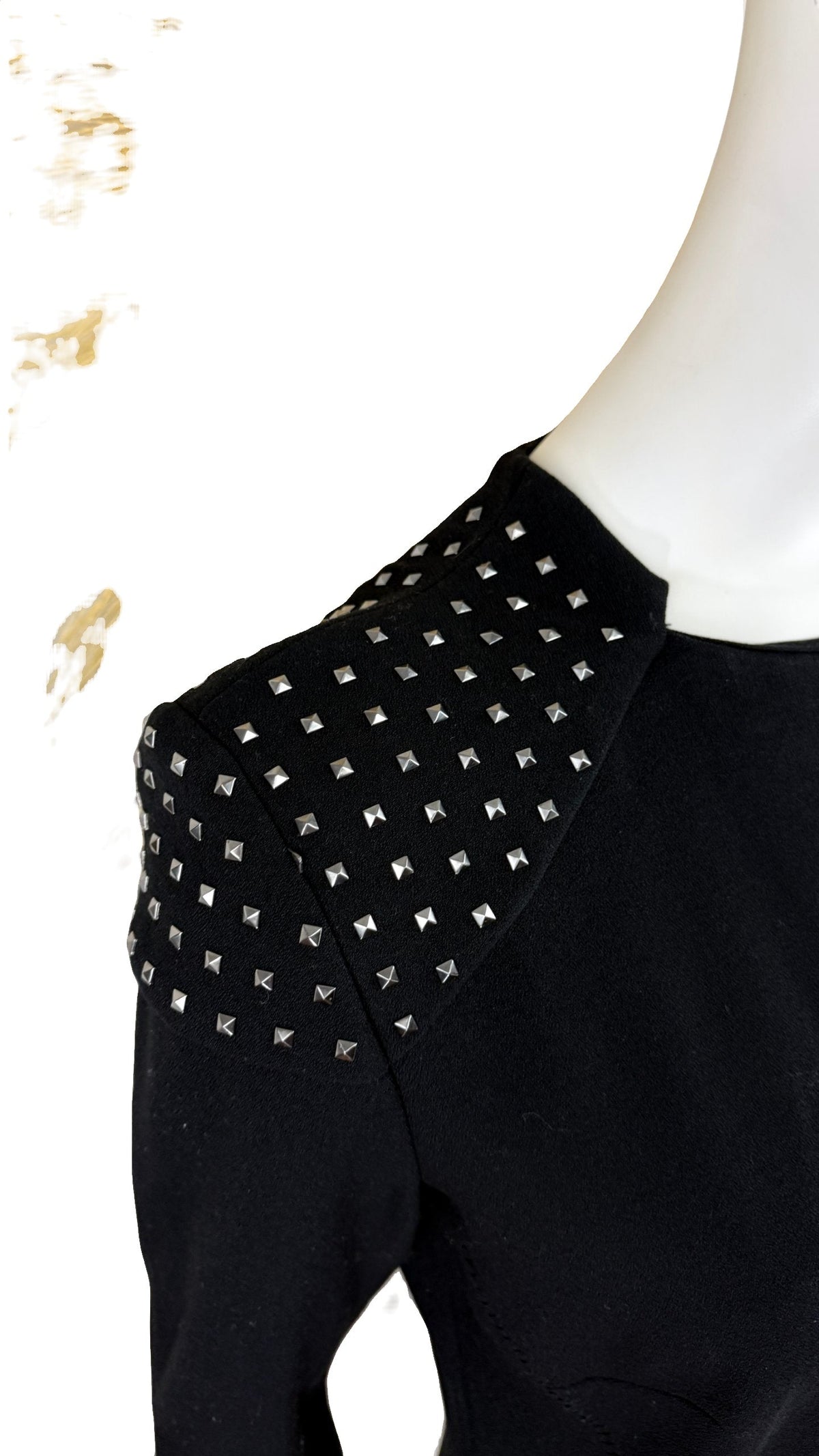 Robe noire Frippindealz à manches longues avec détails de clous métalliques argentés sur les épaules