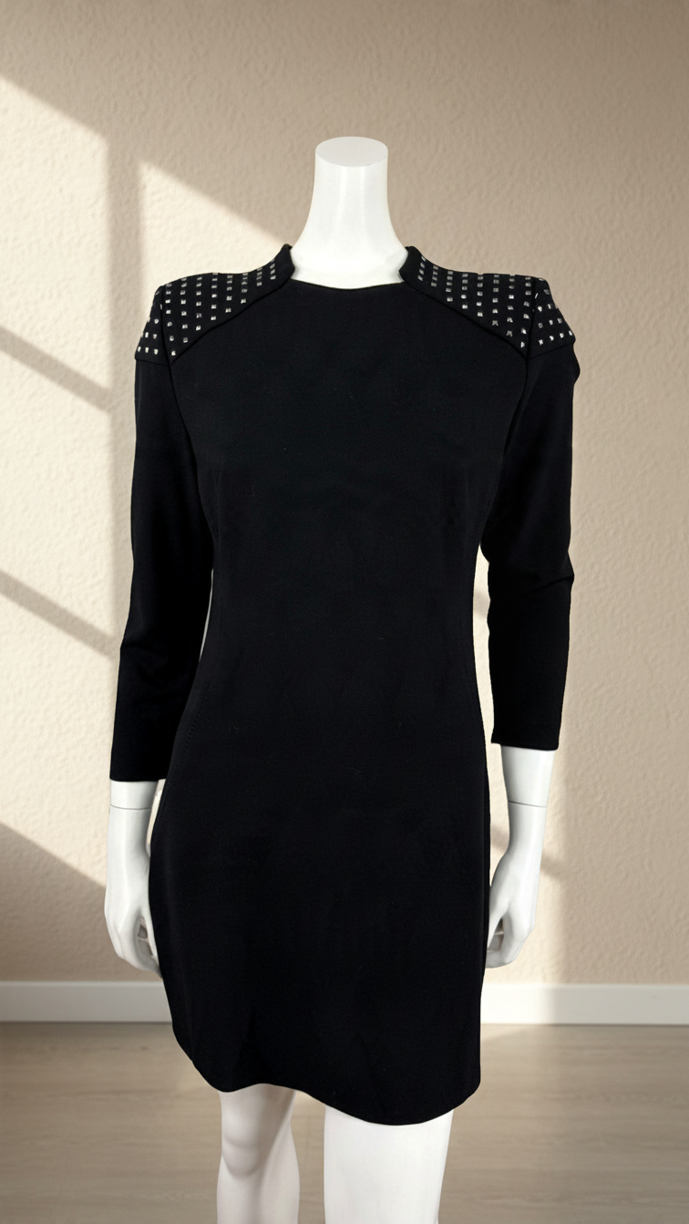 Robe noire Frippindealz à manches longues avec détails cloutés sur les épaules sur un mannequin