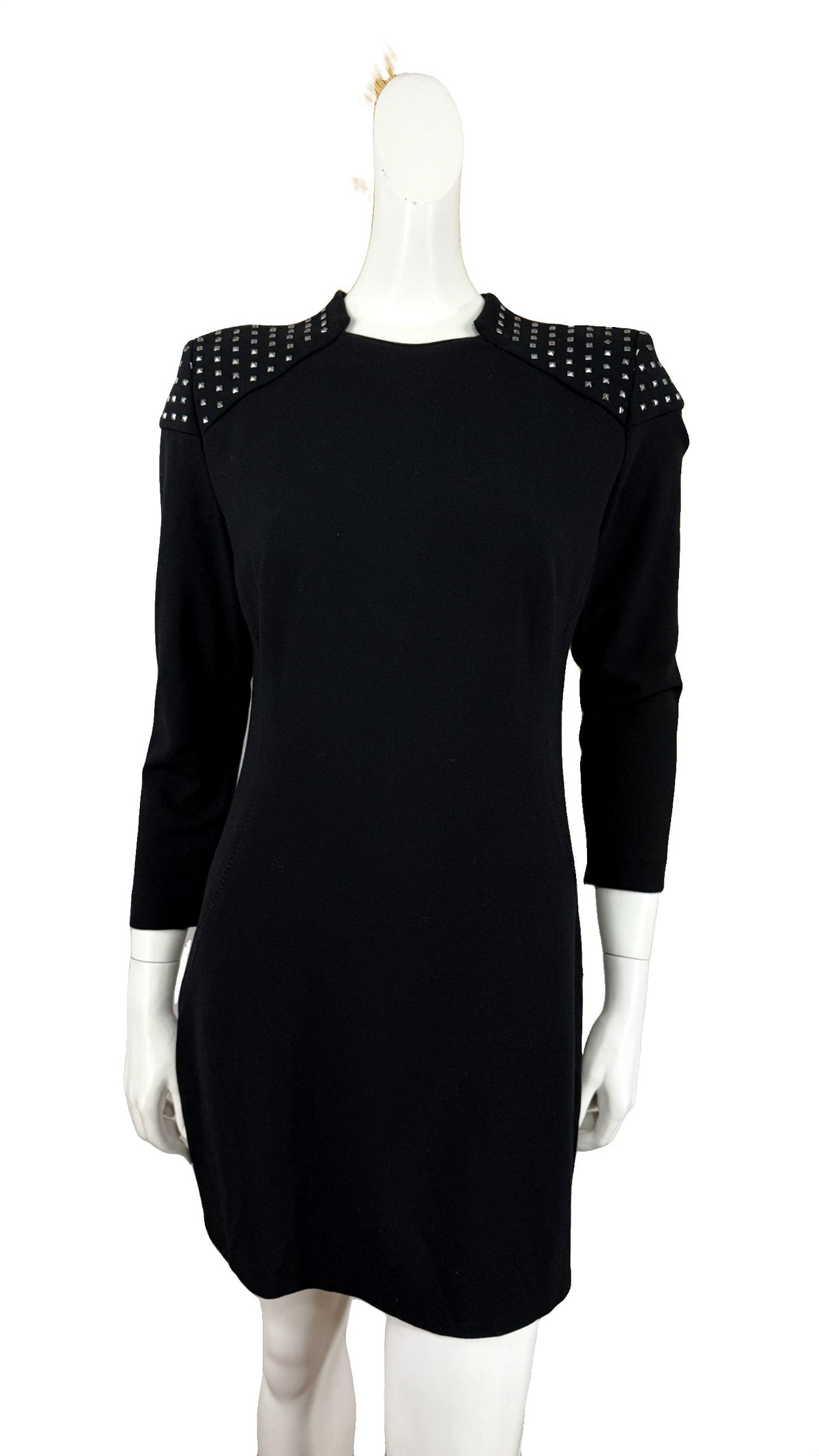 Robe noire Frippindealz à manches longues avec détails cloutés sur les épaules sur un mannequin