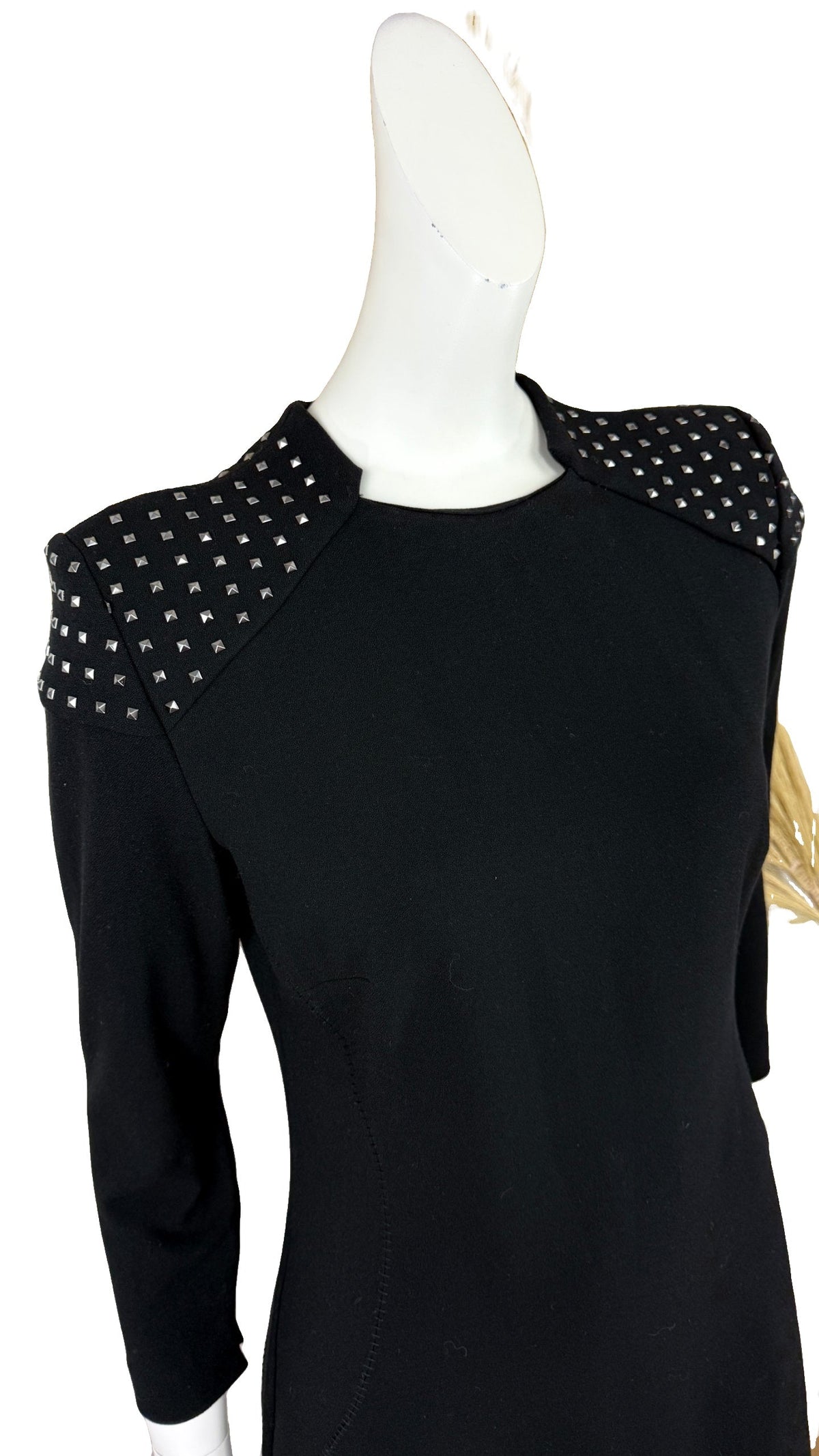 Robe noire Frippindealz à manches longues avec détails de clous métalliques sur les épaules