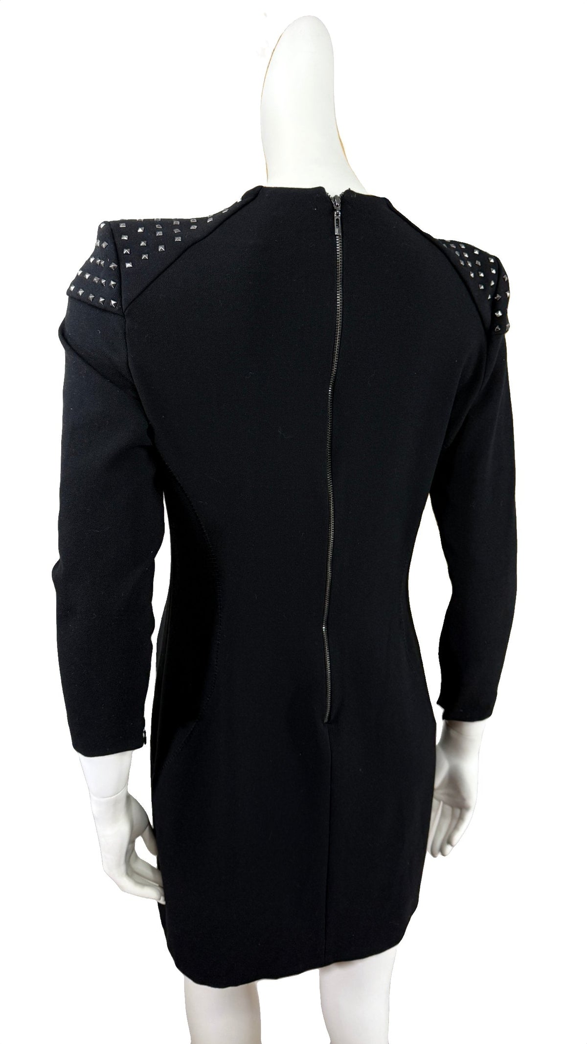 Robe noire Frippindealz à manches longues avec détails cloutés sur les épaules vue de dos sur mannequin