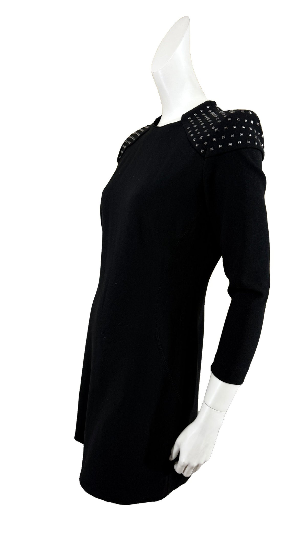 Robe noire Frippindealz à manches longues avec détails cloutés sur les épaules, vue de profil sur mannequin.