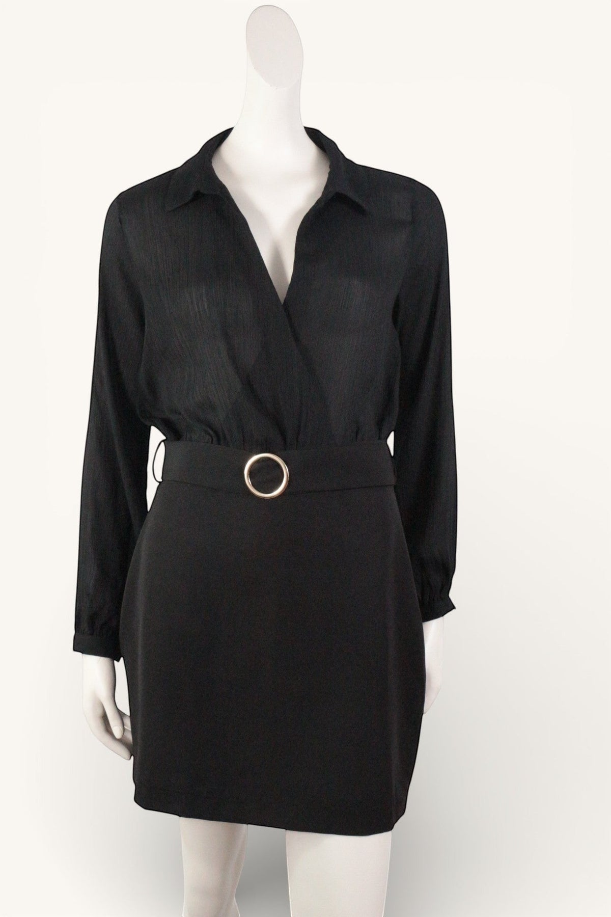 Robe courte noire Frippindealz avec col chemisier, manches longues et ceinture à boucle ronde dorée