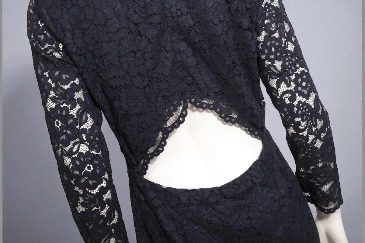 Robe noire en dentelle Frippindealz avec manches longues et dos nu élégant sur mannequin