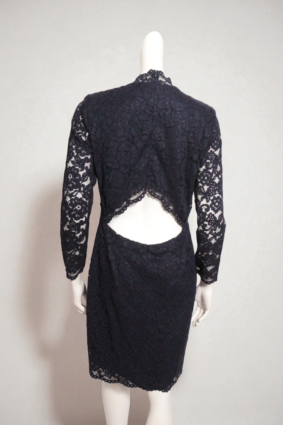 Robe noire en dentelle Frippindealz avec manches longues et dos nu, vue arrière sur mannequin