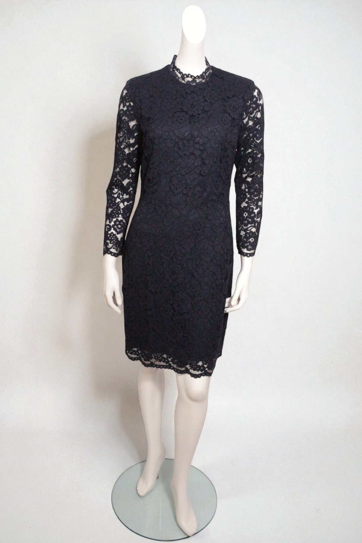 Robe noire en dentelle H&M à manches longues portée par un mannequin, vendue par Frippindealz