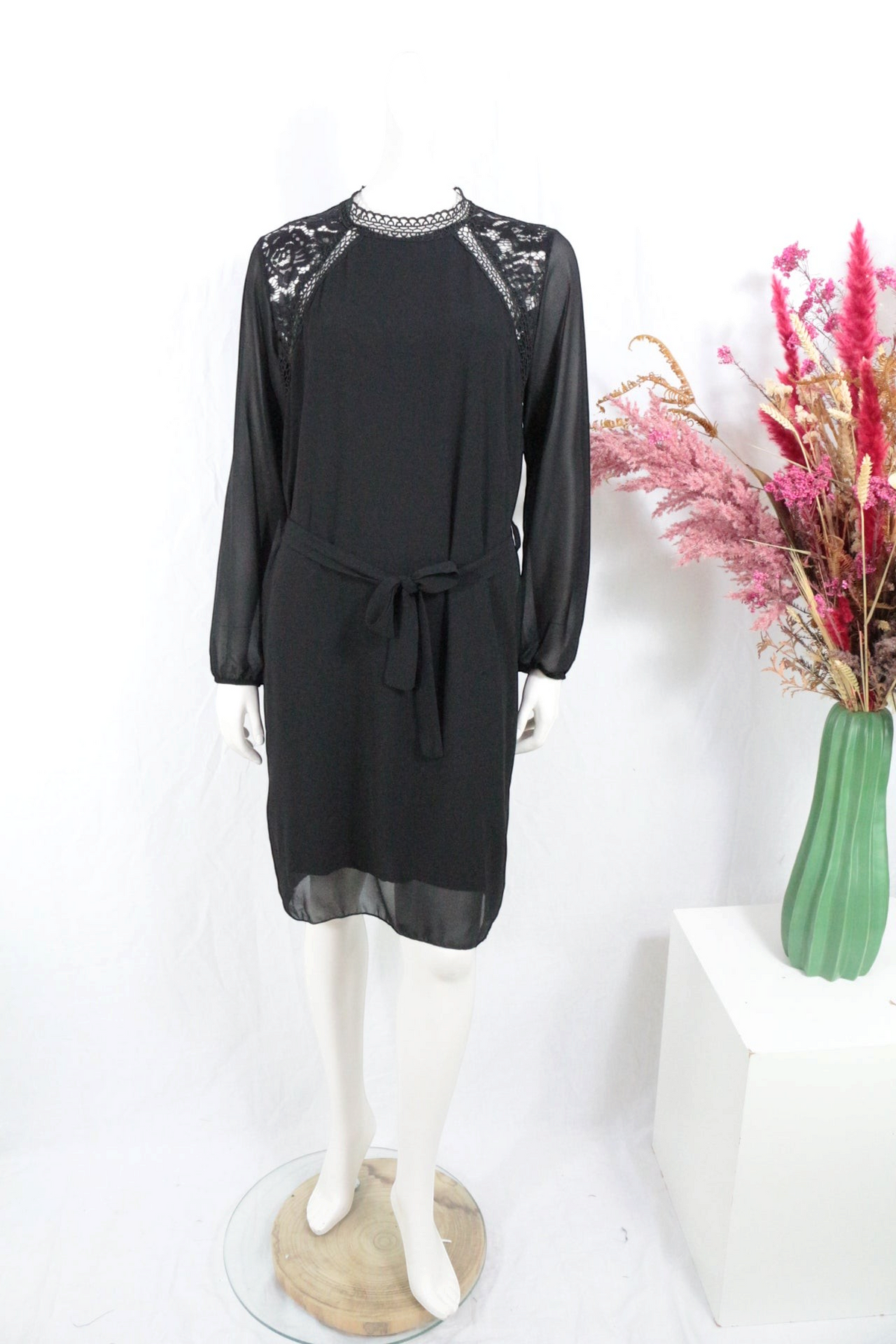 Robe mi-longue noire Lolaliza par Frippindealz avec manches longues, détails en dentelle aux épaules et ceinture