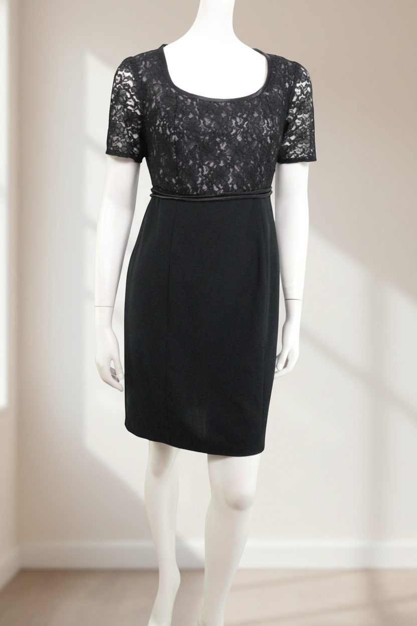 Robe noire Frippindealz en polyester avec dentelle délicate au décolleté et aux manches sur un mannequin