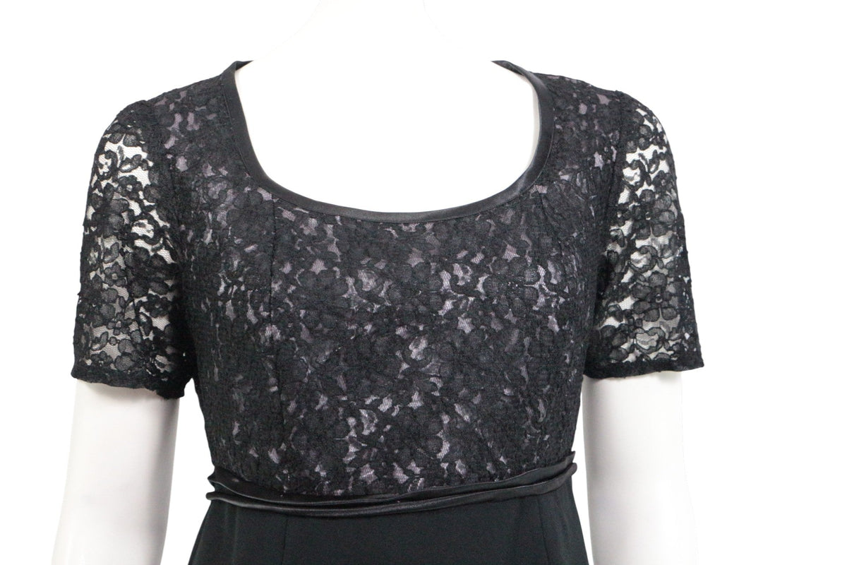 Robe noire Frippindealz en polyester avec détails en dentelle délicate sur le décolleté et les manches courtes