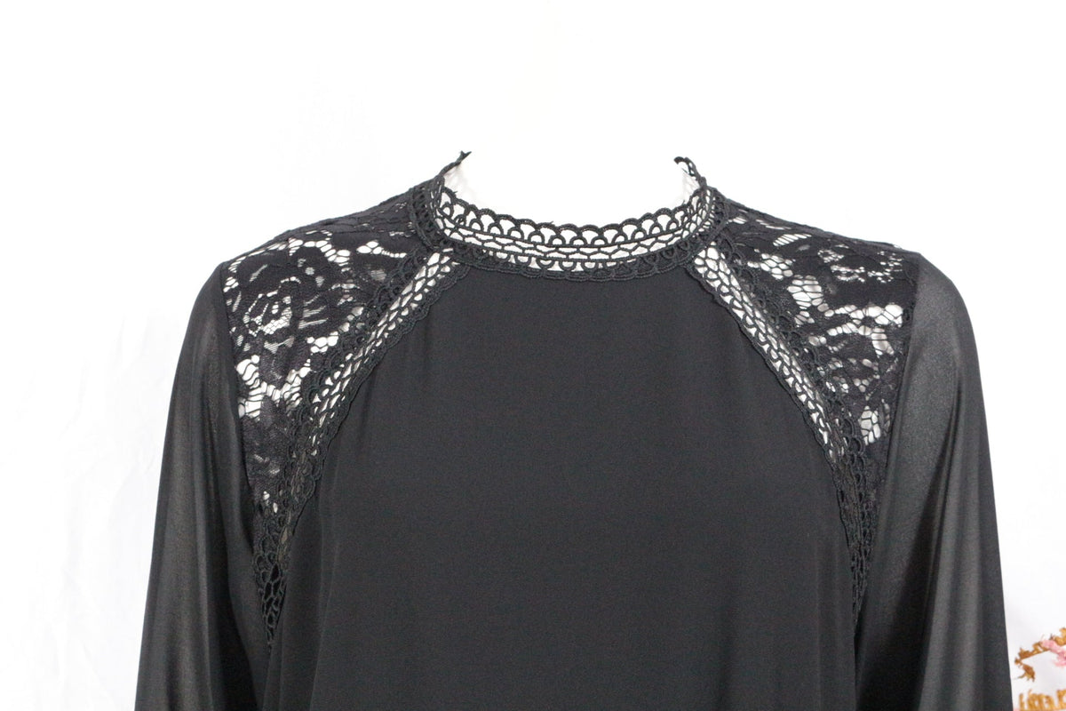 Robe mi-longue noire Lolaliza chez Frippindealz avec détails en dentelle élégante sur les épaules