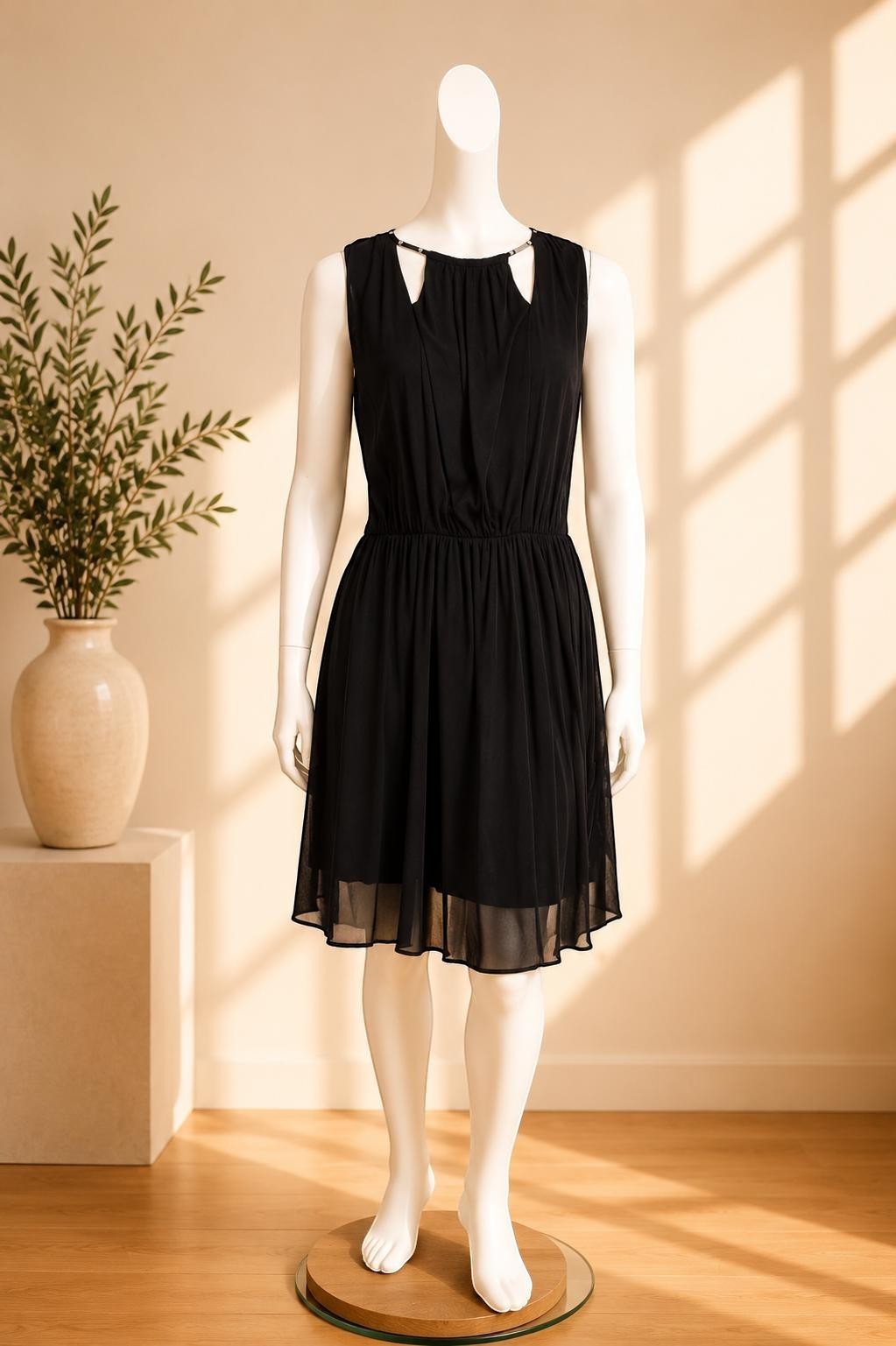 Frippindealz Robe noire Guess fluide en mousseline, taille S, avec détails bijoux aux épaules, idéale pour soirée ou cocktail.