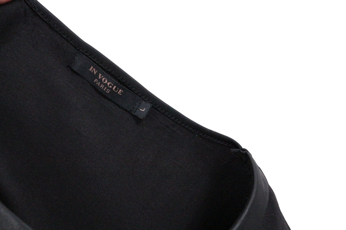 Étiquette de marque In Vogue Paris sur une robe noire en polyester et cuir synthétique de Frippindealz