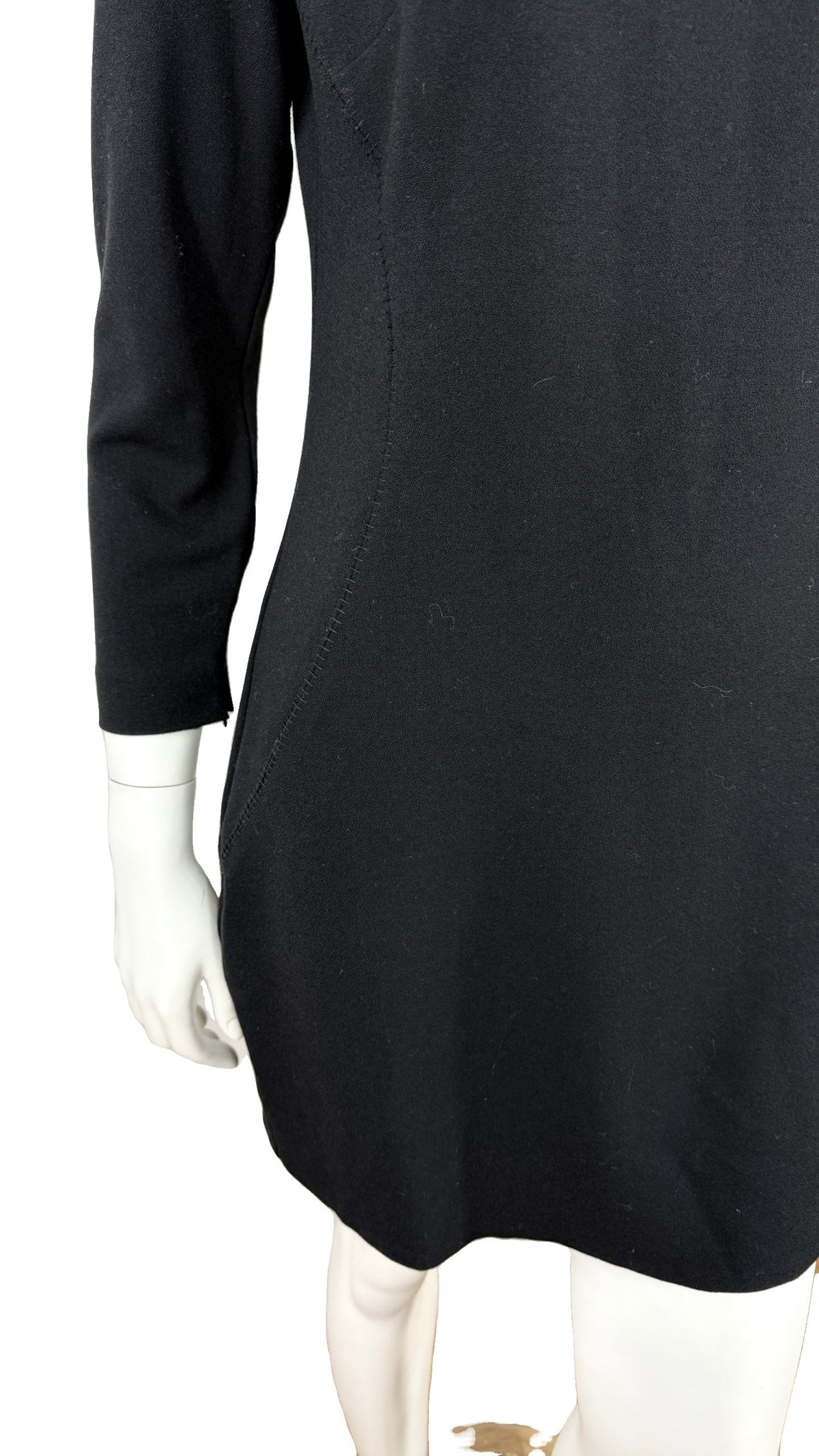 Robe noire Frippindealz à manches longues et épaules cloutées, coupe élégante et contemporaine