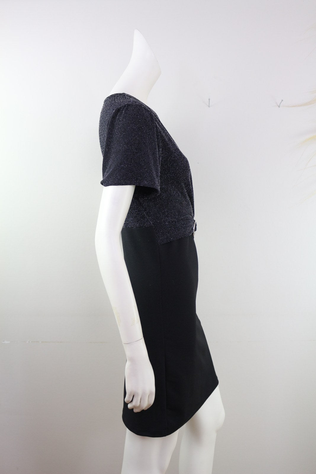 Robe courte noire Frippindealz avec haut pailleté effet cache-cœur et boucle argentée, vue de profil sur mannequin