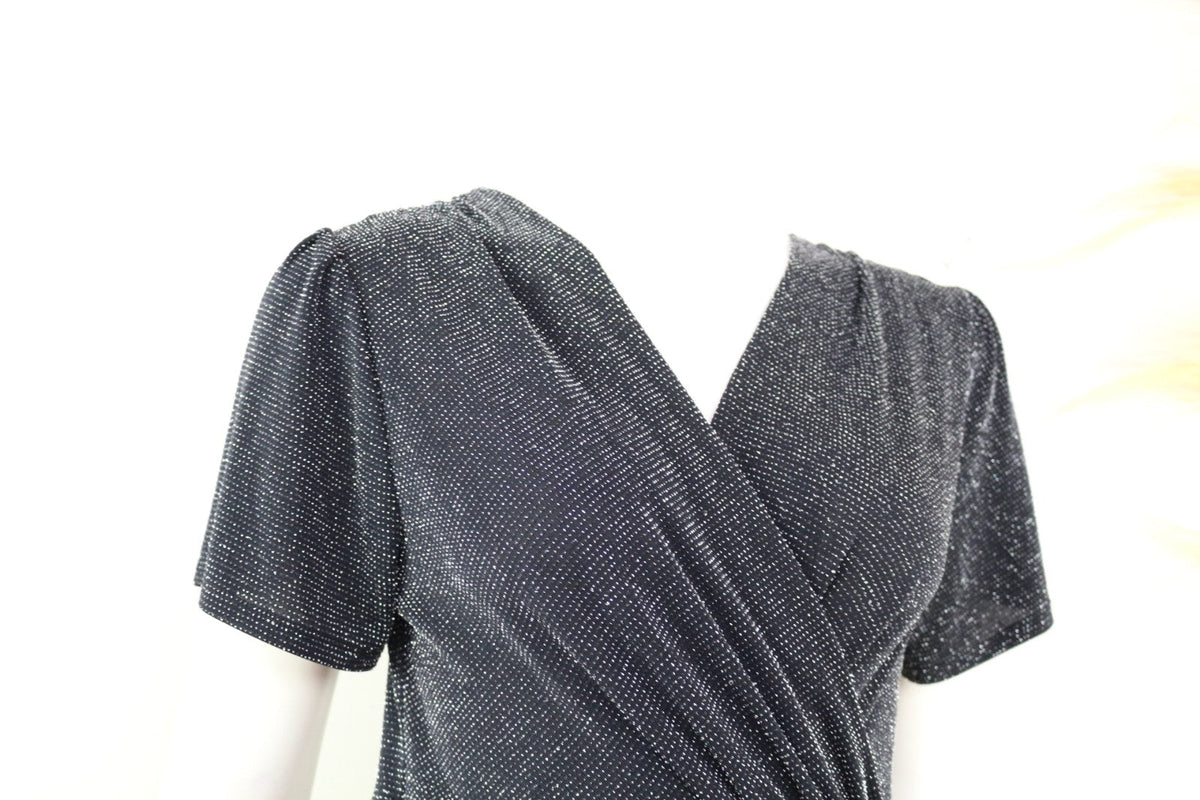 Robe cache-cœur noire pailletée Frippindealz avec col en V et manches courtes, style chic pour soirée