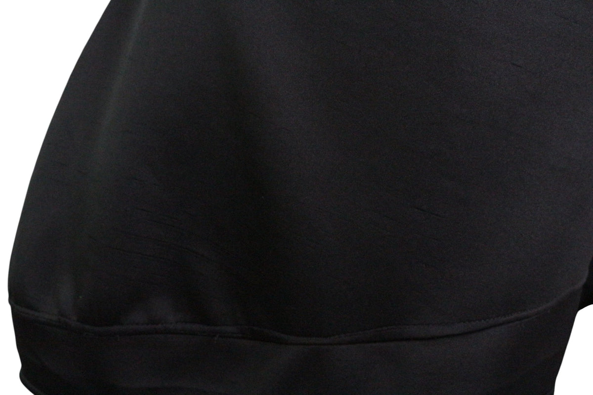 Gros plan sur le tissu noir en polyester et cuir synthétique de la robe In Vogue chez Frippindealz