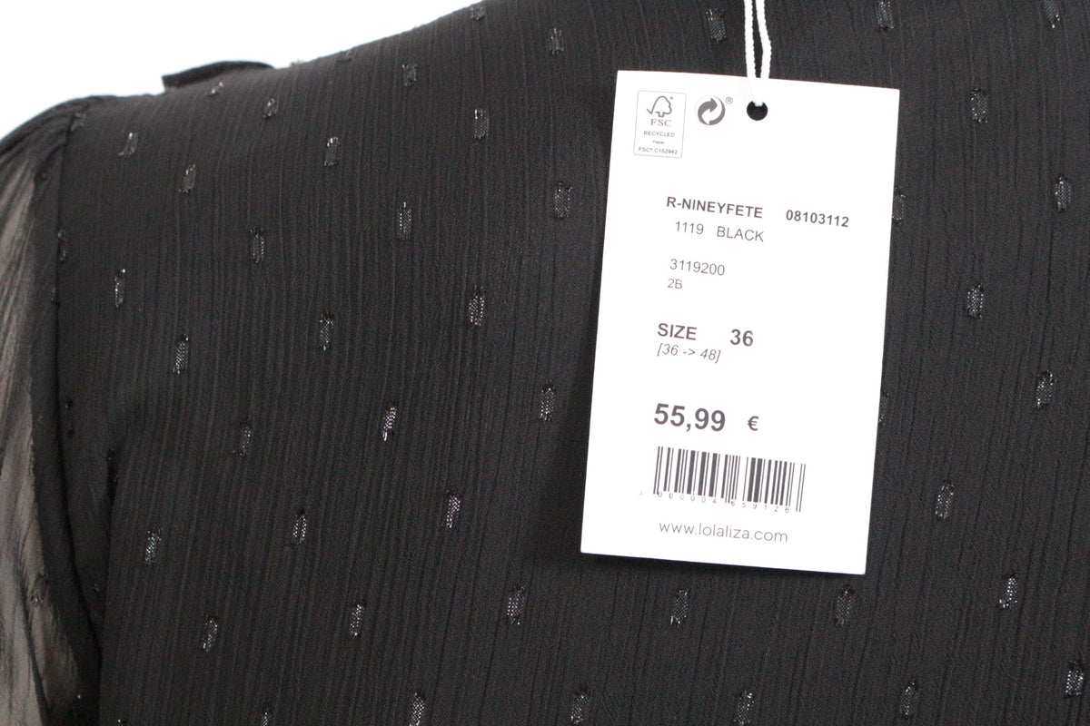 Gros plan sur le tissu noir texturé d'une robe Frippindealz avec étiquette de prix Lolaliza