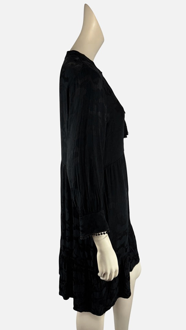 Robe noire Frippindealz Amélie & Amélie en viscose fluide avec manches longues et détails pompons, vue de profil