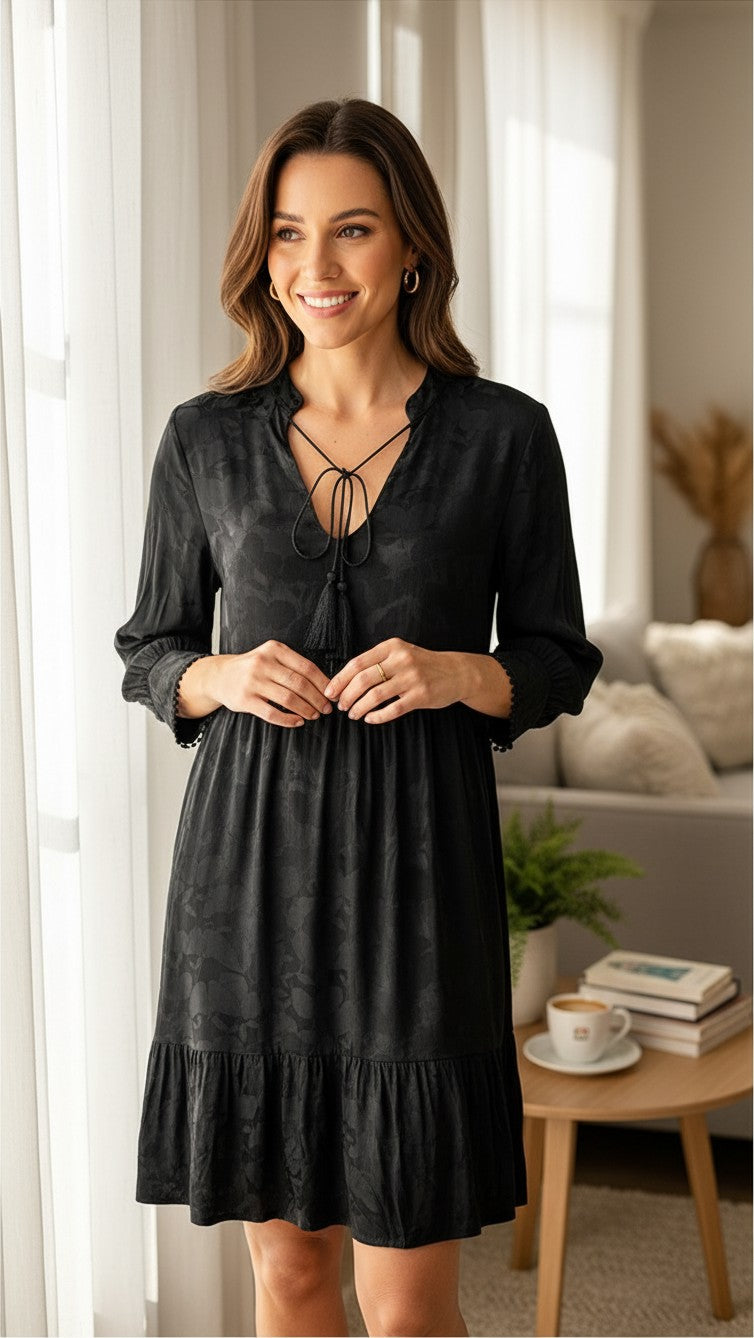 Robe noire Frippindealz Amélie & Amélie en viscose avec col V, pompons et manches longues dans un style bohème chic