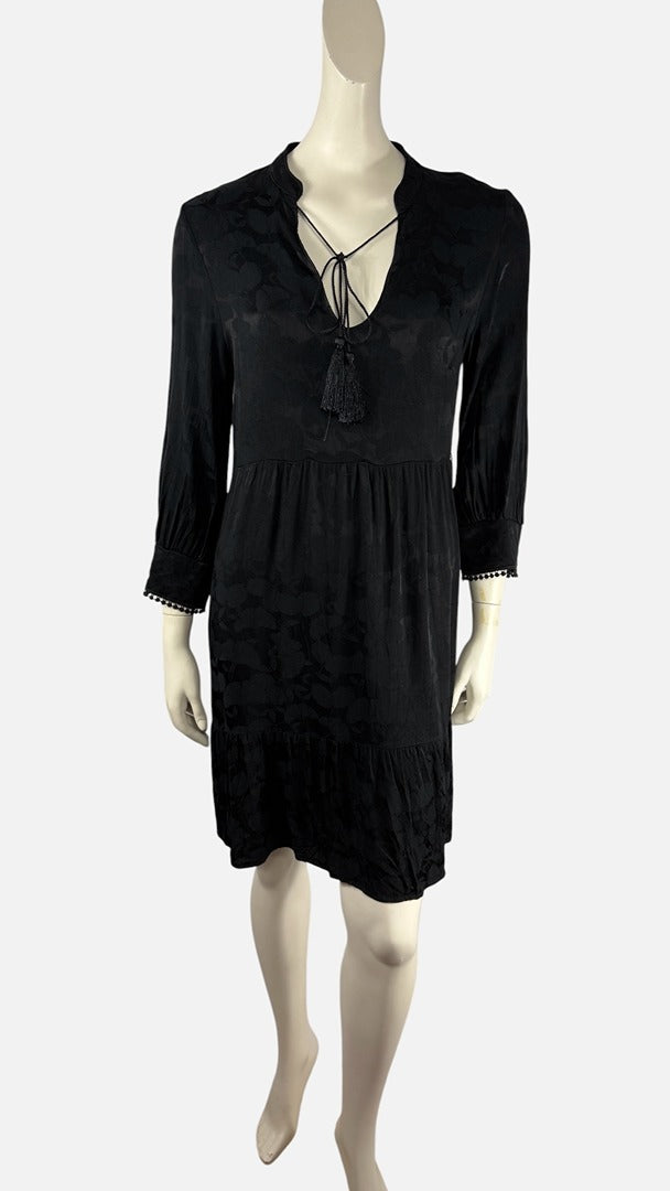 Robe noire Frippindealz Amélie & Amélie en viscose avec col V, liens à pompons et manches longues style bohème chic
