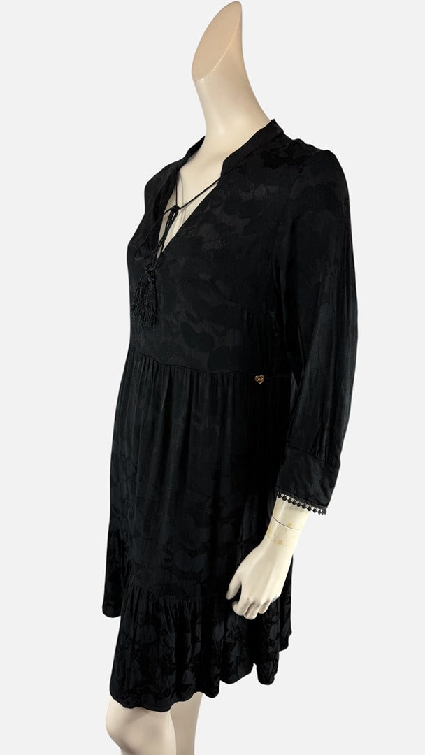 Robe noire Amélie & Amélie en viscose avec encolure en V, liens à pompons et manches longues style bohème chic