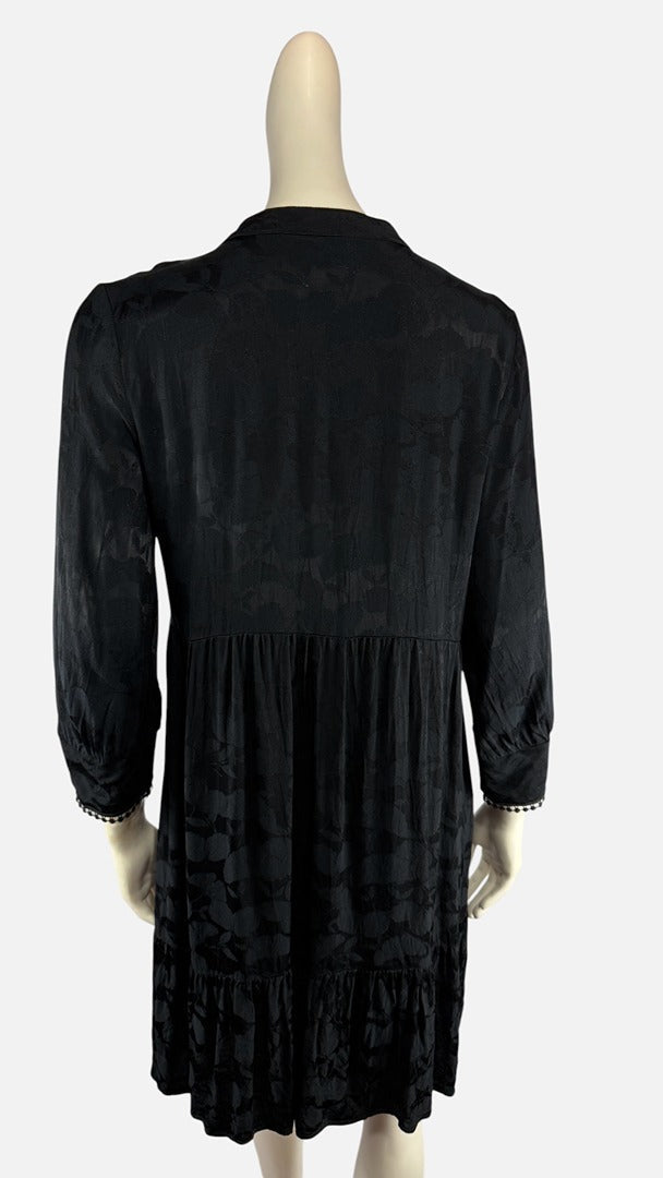 Vue arrière de la robe noire en viscose Amélie & Amélie avec détails de pompons aux poignets, style boho chic