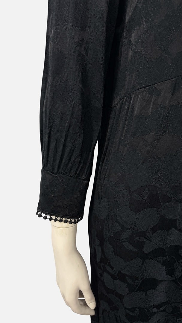 Robe noire Frippindealz en viscose avec détails de pompons sur les poignets et motif ton sur ton