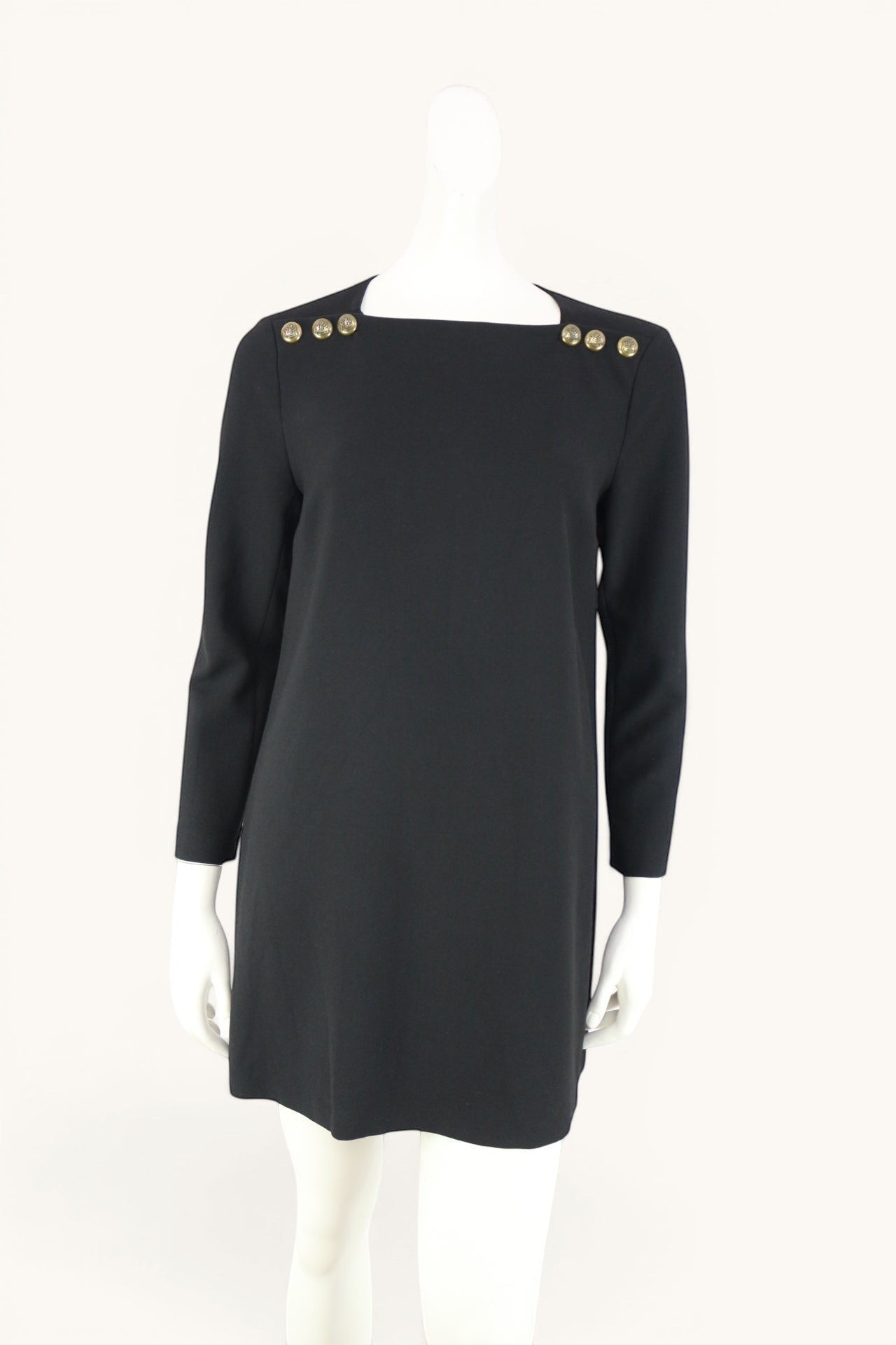 Frippindealz Robe noire Zara Woman à manches longues, encolure carrée et boutons dorés style officier. Coupe droite, taille M.