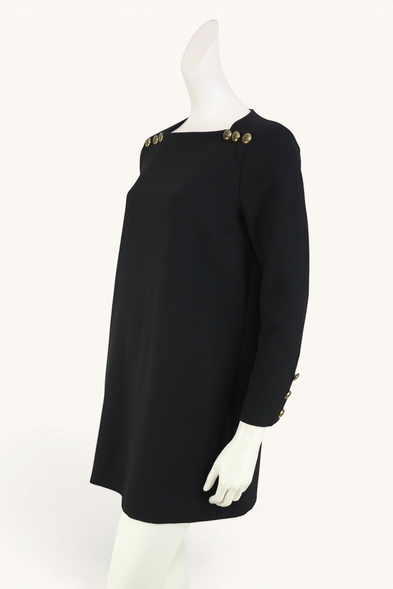 Frippindealz Robe noire Zara Woman à manches longues, encolure carrée et boutons dorés style officier. Coupe droite.