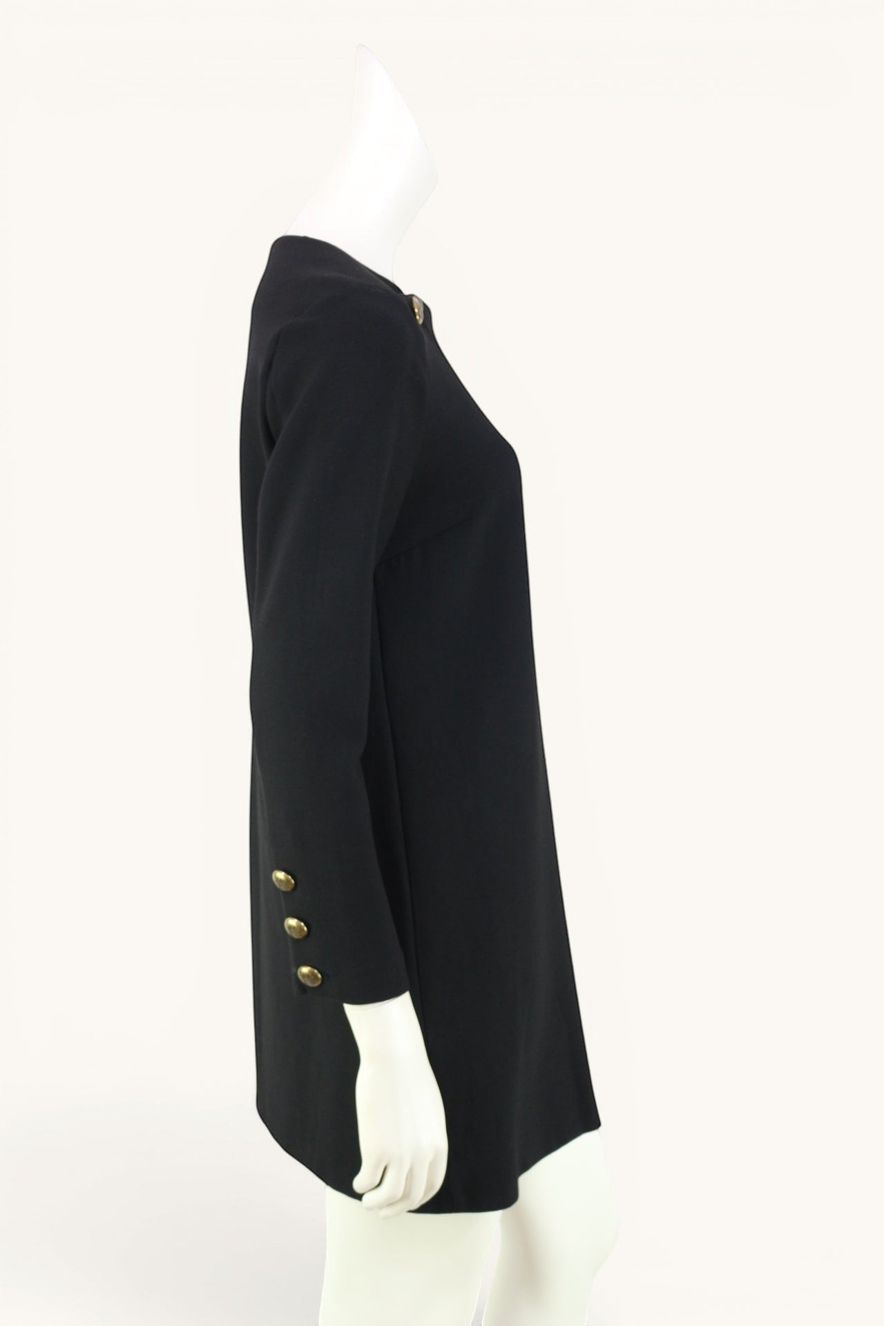 Frippindealz Robe noire Zara Woman à manches longues, boutons dorés style officier, encolure carrée, coupe droite. Taille M.
