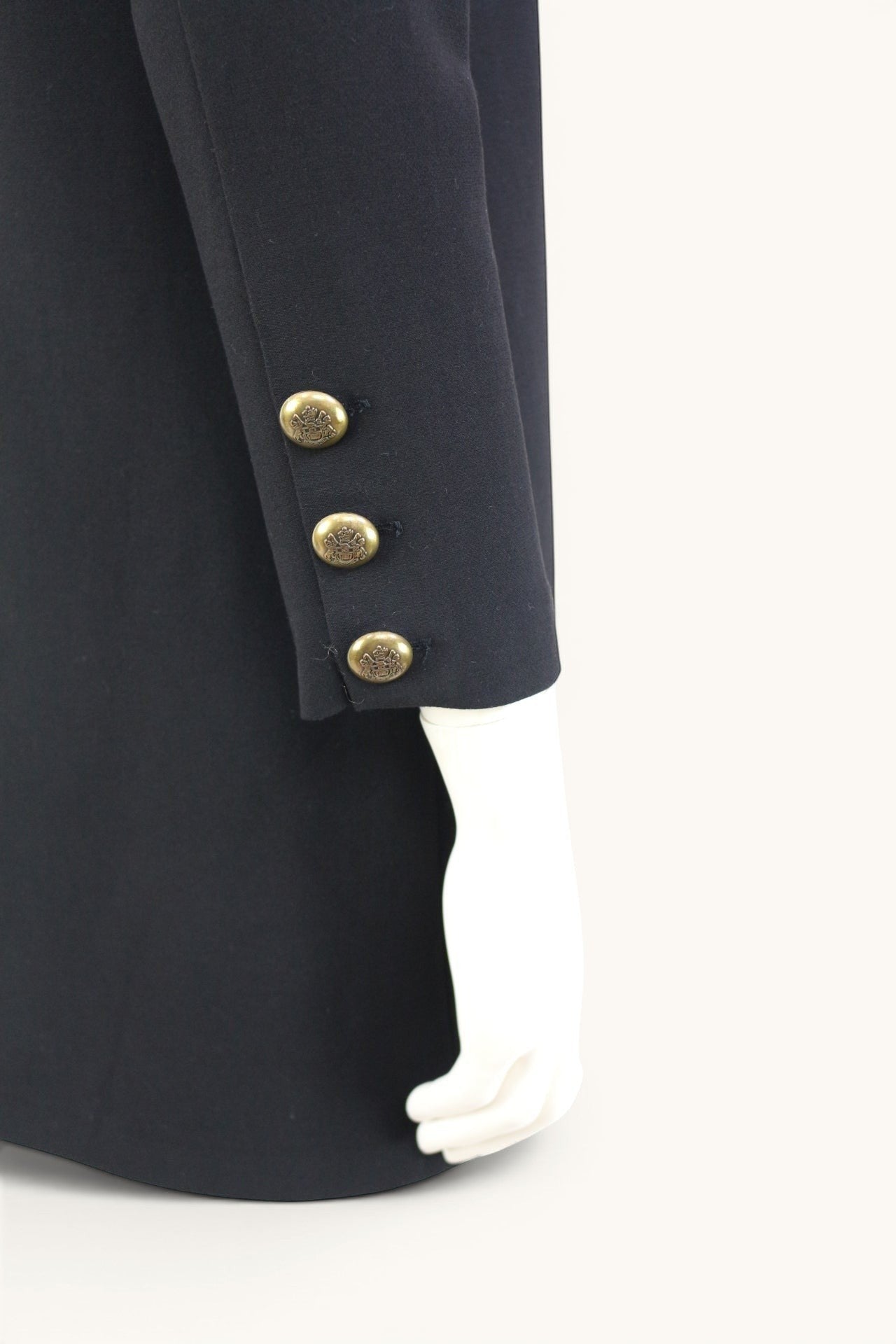 Frippindealz Robe noire Zara Woman à manches longues, boutons dorés style officier, encolure carrée, coupe droite. Taille M.