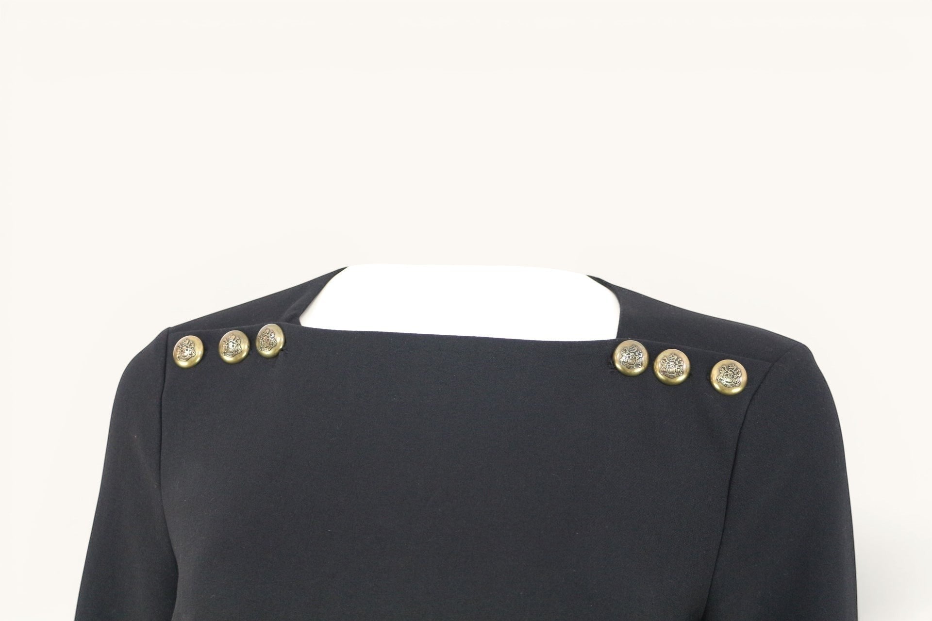 Frippindealz Robe noire Zara Woman à encolure carrée et boutons dorés style officier, taille M.