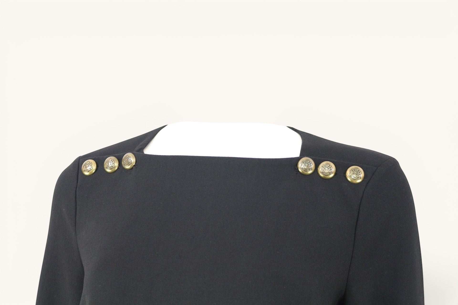 Frippindealz Robe noire Zara Woman à encolure carrée, manches longues et boutons dorés style officier. Taille M.