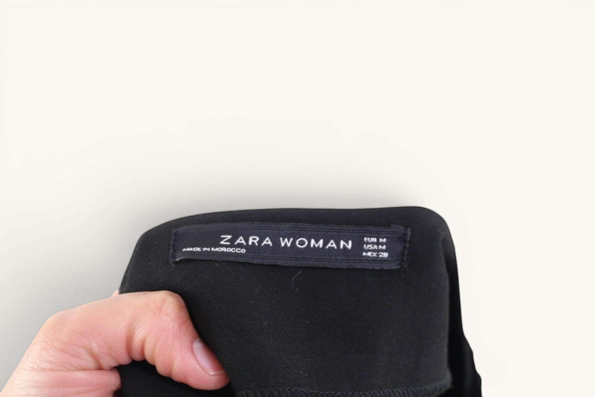 Frippindealz Robe noire Zara Woman taille M, manches longues, encolure carrée, boutons dorés style officier, coupe droite.