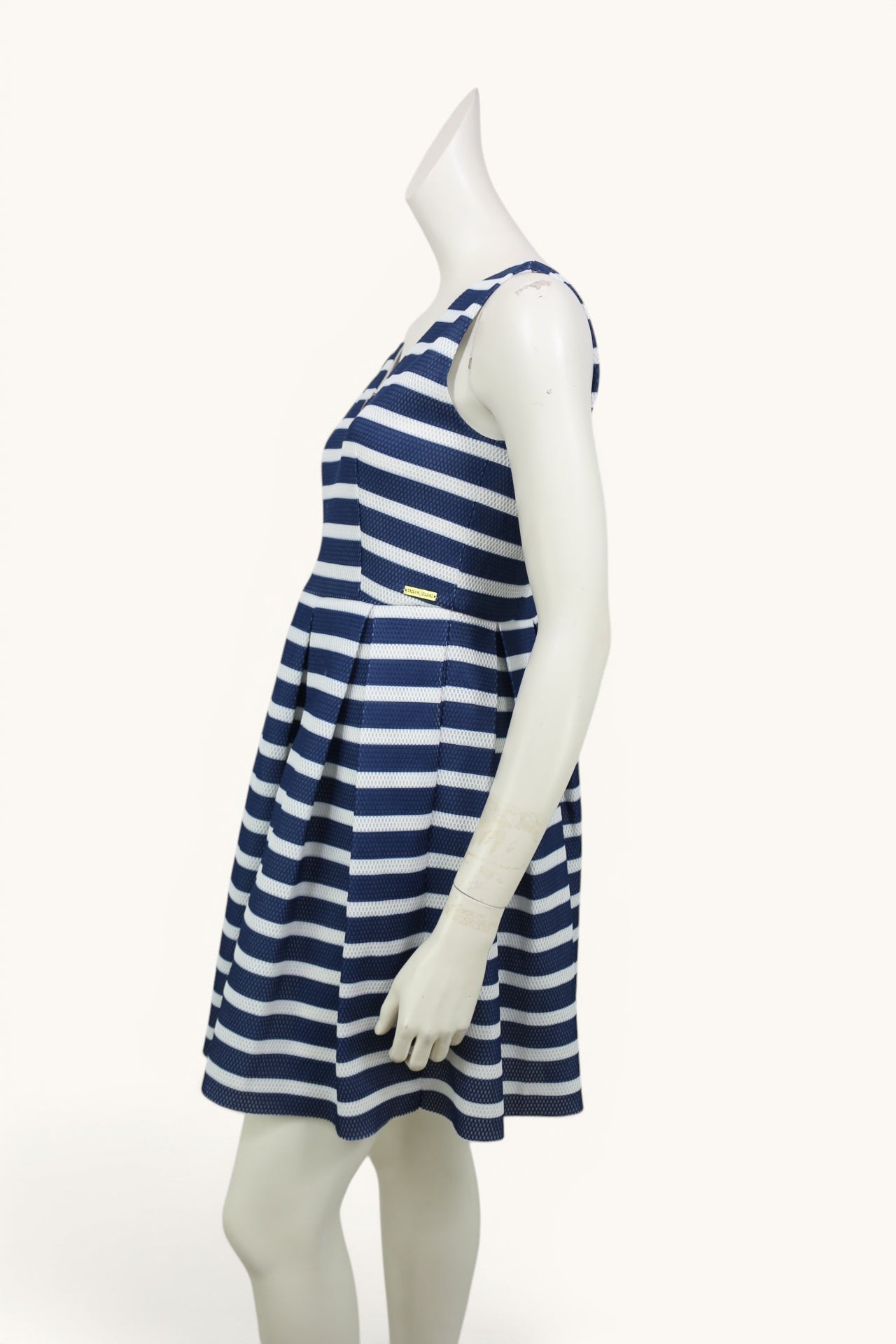Frippindealz Robe patineuse Tailor & Elbaz marine et blanche, taille M, sans manches, détail bijou doré au col.