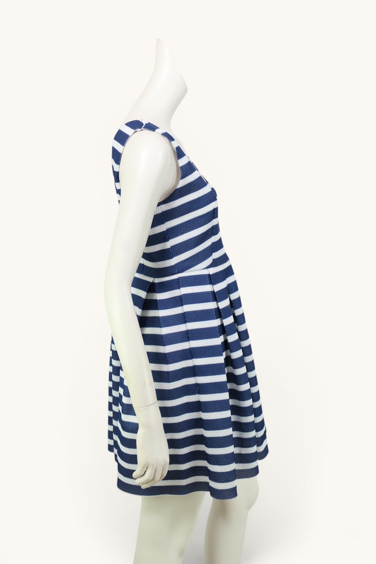 Robe patineuse Tailor & Elbaz bleu marine et blanche à rayures, sans manches, détail bijou doré au col, taille M.