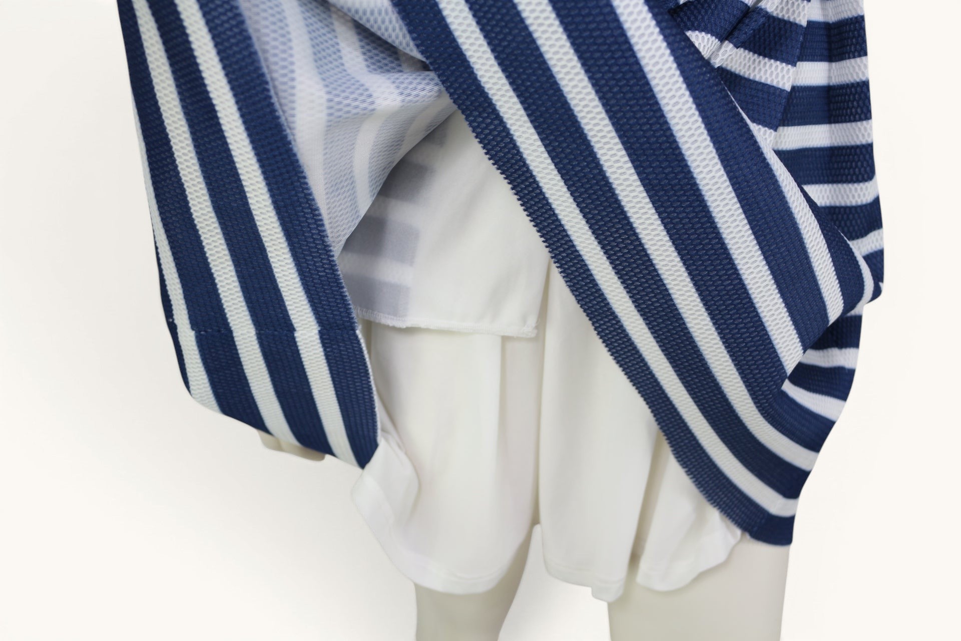 Robe patineuse Tailor & Elbaz bleu marine et blanc rayée, taille M, avec détail bijou doré au col. Tissu texturé.
