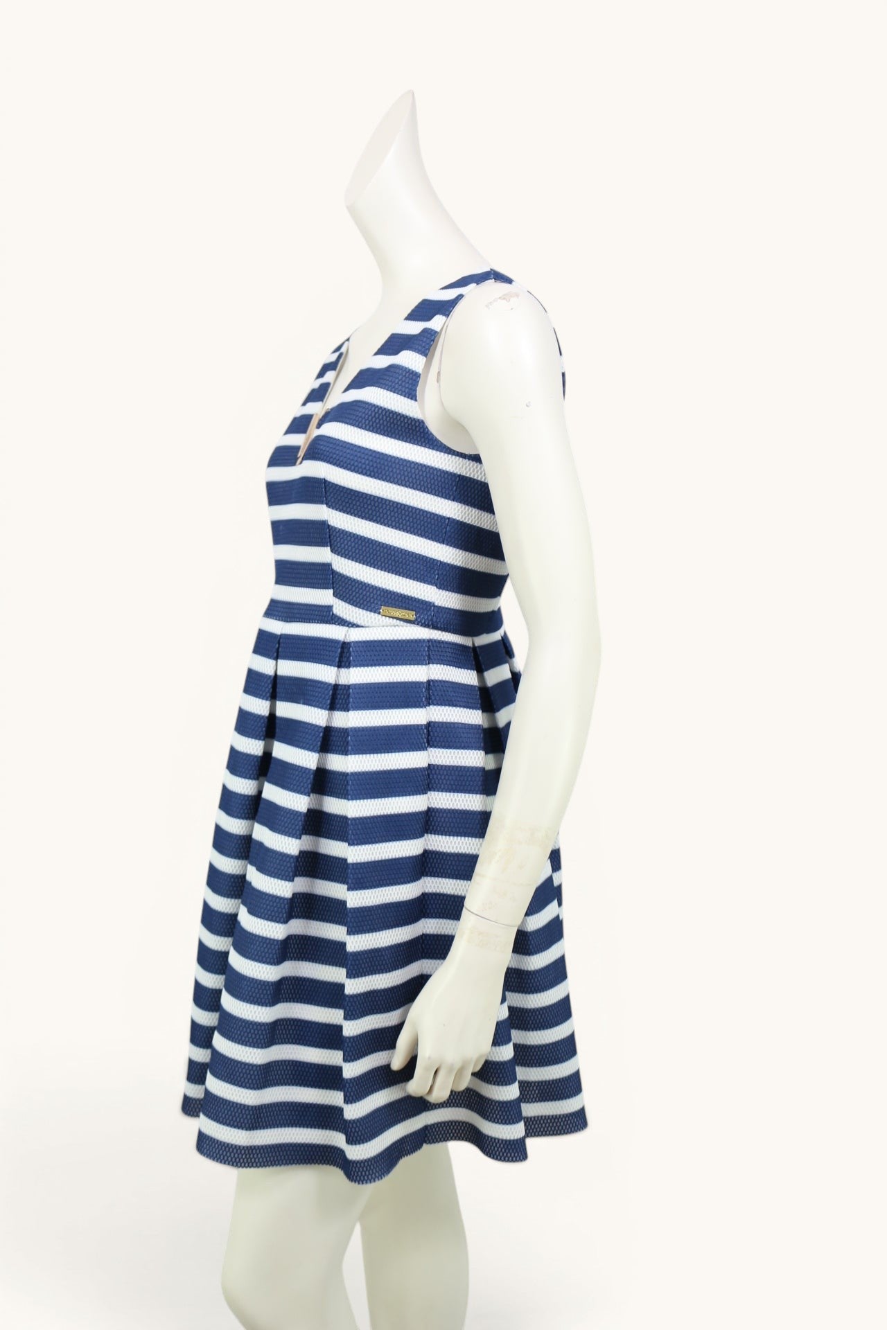 Robe patineuse Tailor & Elbaz marine et blanche à rayures, sans manches, avec détail bijou doré au col. Taille M.