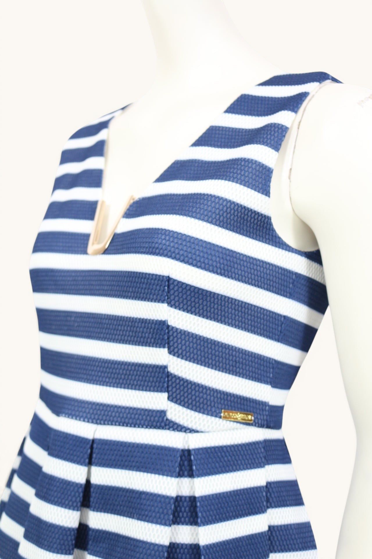 Robe patineuse Tailor & Elbaz rayée marine et blanche, sans manches, avec détail bijou doré au col. Taille M.