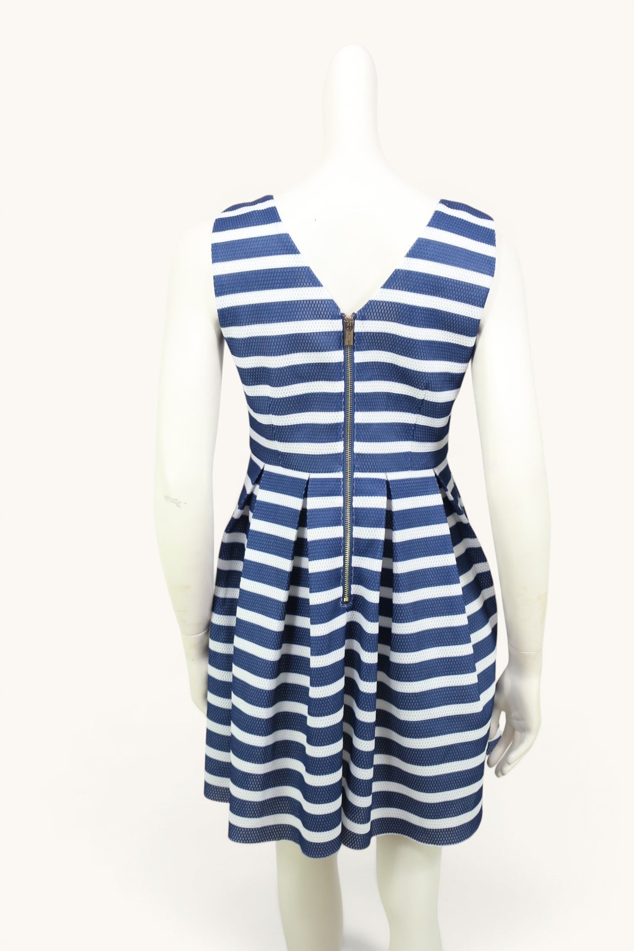 Robe patineuse Tailor & Elbaz marine et blanche à rayures, sans manches, avec détail bijou doré au col. Taille M.