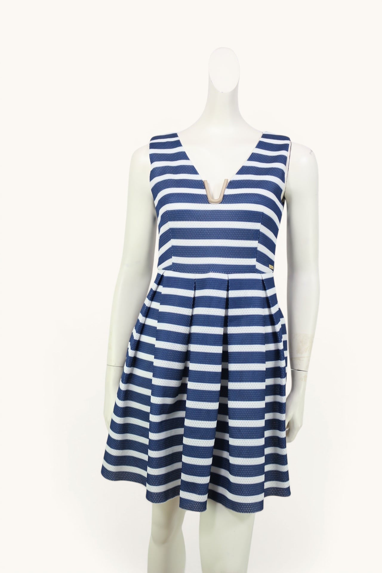 Robe Tailor & Elbaz rayée marine et blanche, coupe patineuse, sans manches, détail bijou doré au col. Taille M.