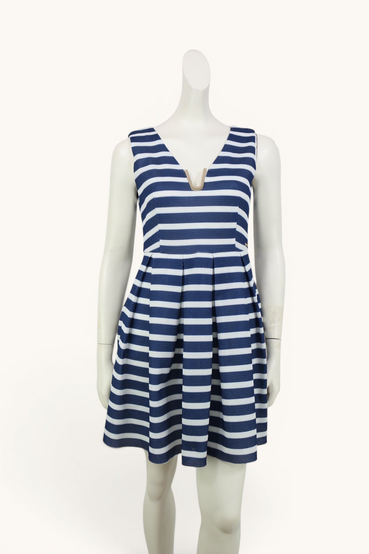 Robe patineuse Tailor & Elbaz rayée marine et blanche, sans manches, avec détail bijou doré au col, taille M.
