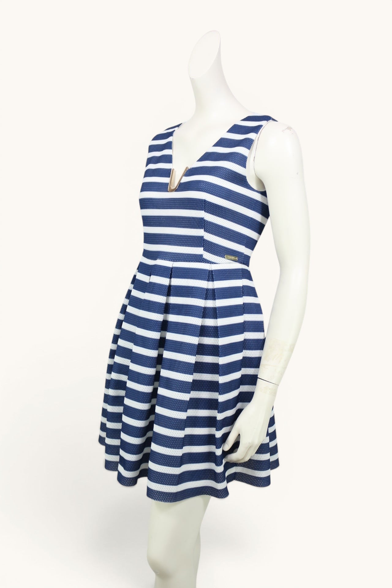 Robe patineuse Tailor & Elbaz rayée marine et blanche, sans manches, avec détail bijou doré au col. Taille M.