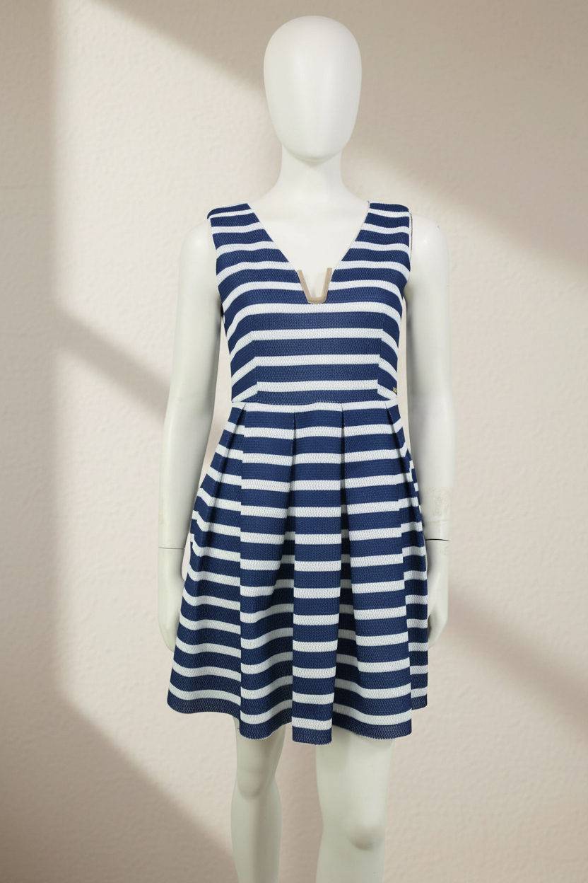 Robe patineuse Frippindealz Tailor & Elbaz rayée marine et blanc avec détail doré au col sur mannequin