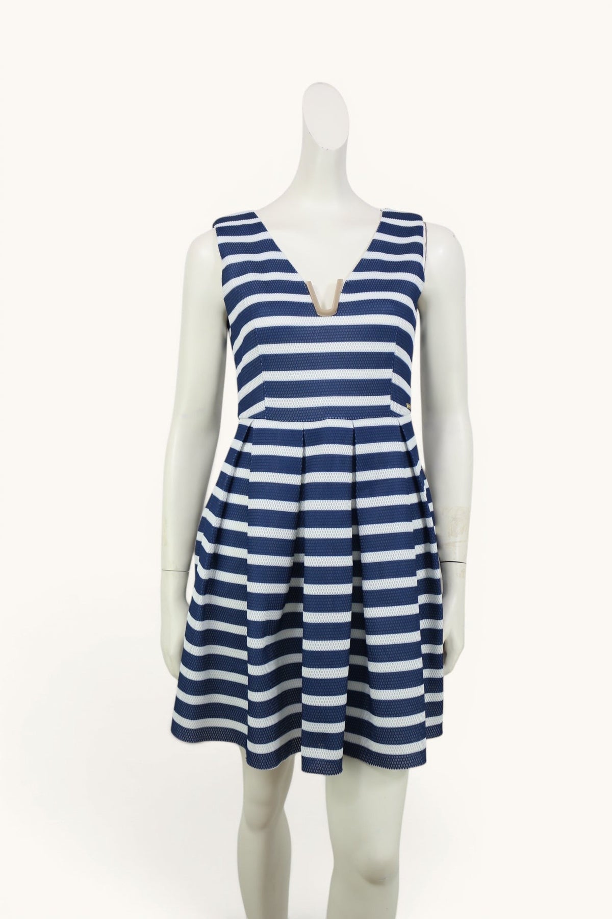 Robe patineuse Frippindealz rayée marine et blanc avec détail doré au col, coupe évasée et tissu texturé
