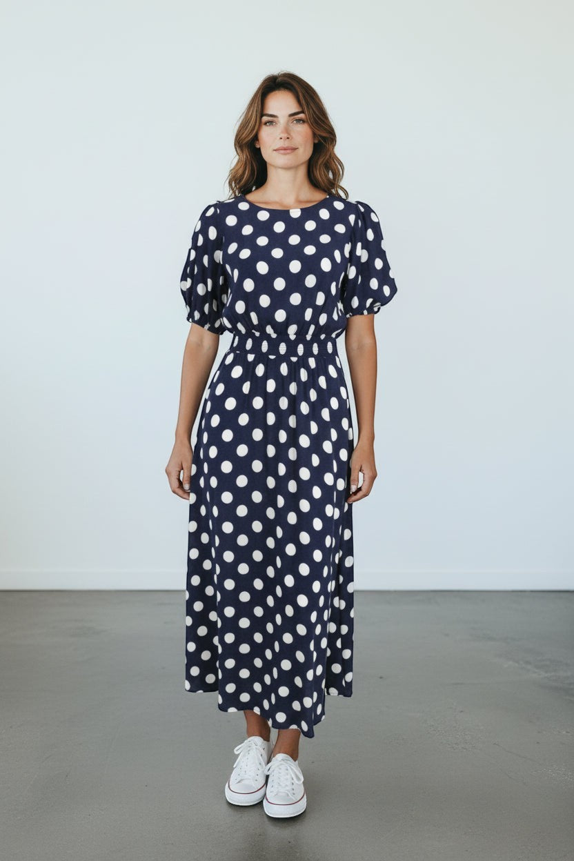 Frippindealz Robe longue bleu marine à pois blancs en viscose, manches courtes bouffantes, taille élastiquée, longueur cheville.