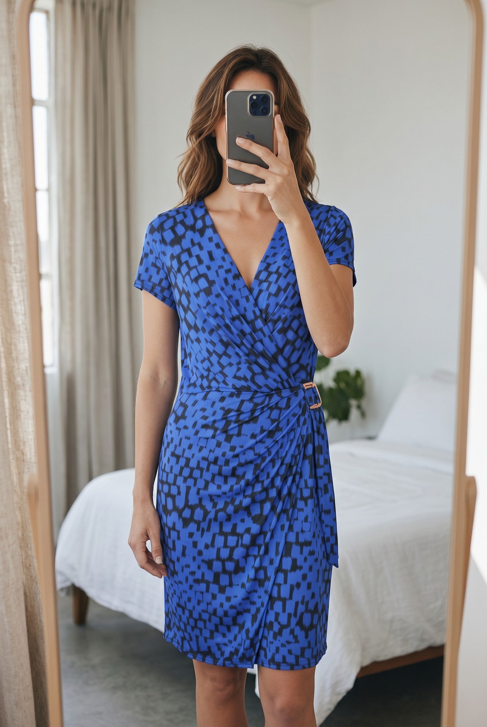 Frippindealz Robe portefeuille mi-longue bleue et noire en polyester avec imprimé abstrait et détail de boucle
